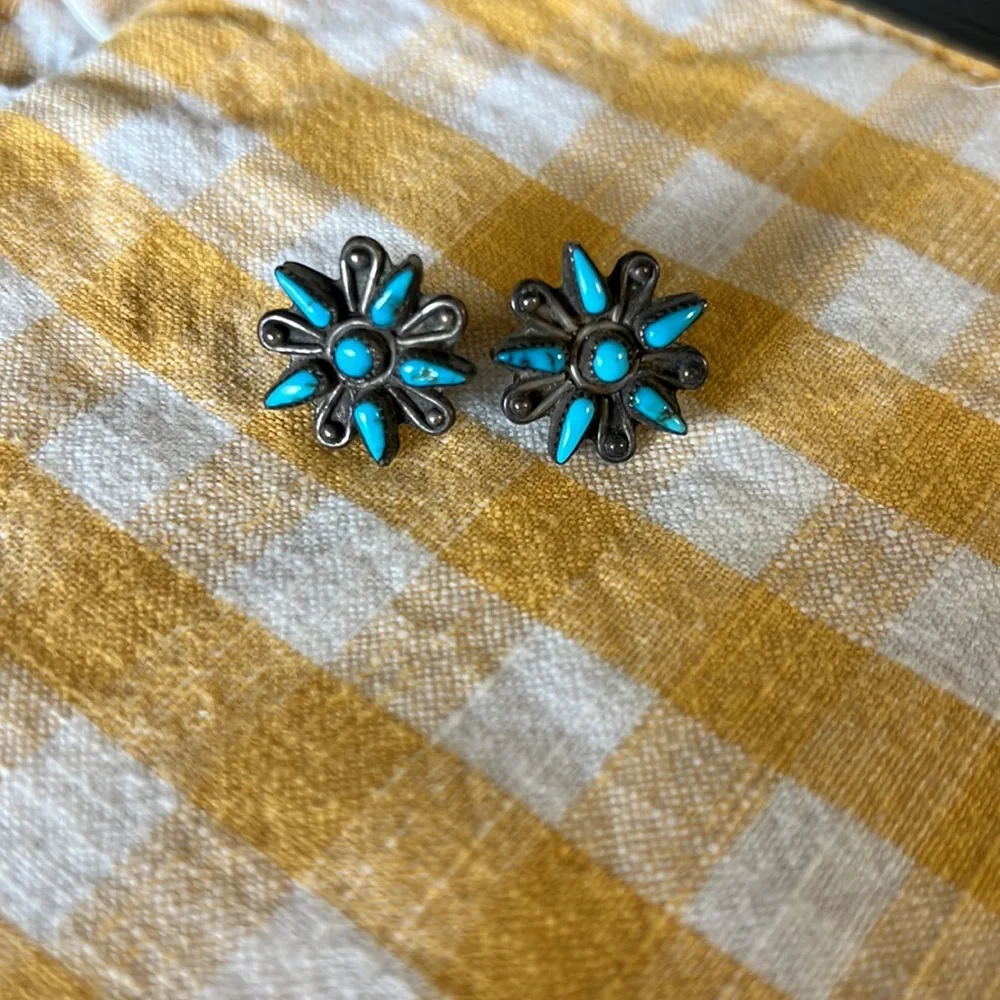 Vintage Southwestern Sterling Silver and Turquoise Screw Back Earrings - Picture 4 of 5